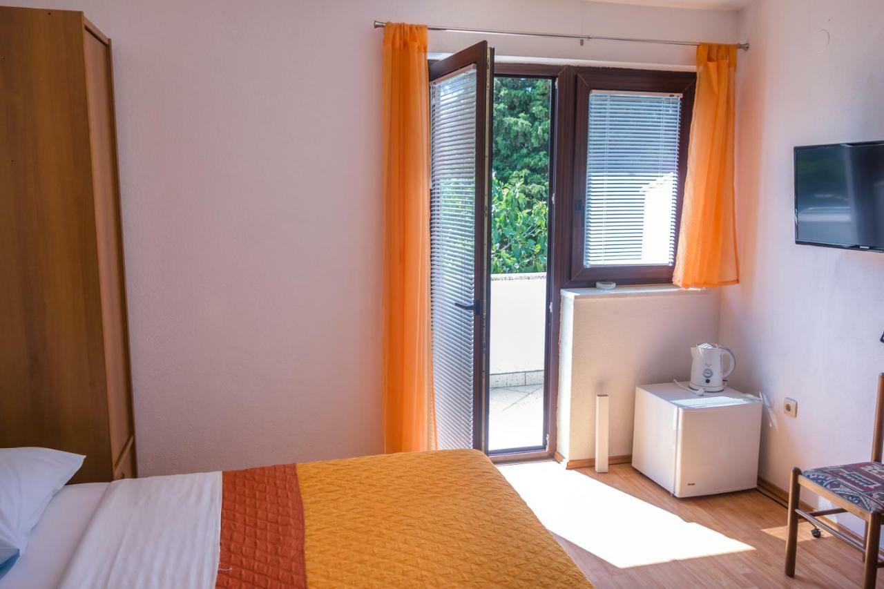 Rooms Stolfa Krk Town Exterior photo